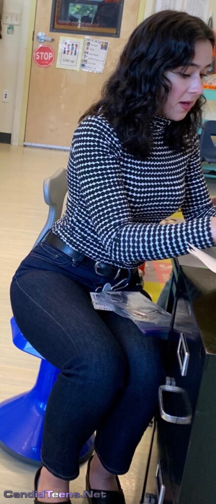 Real Candid Teacher Upskirt - Candid teacher in jeans looking sexy - Candid Teens