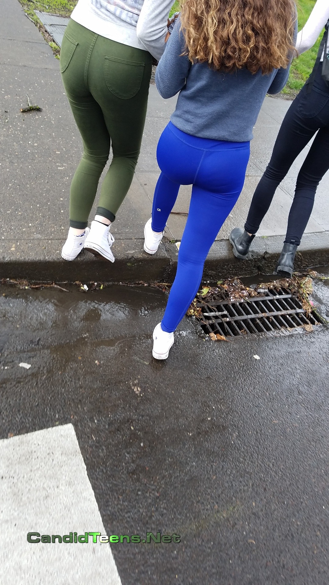 Tight pants college teenage girls group - Candid Teens