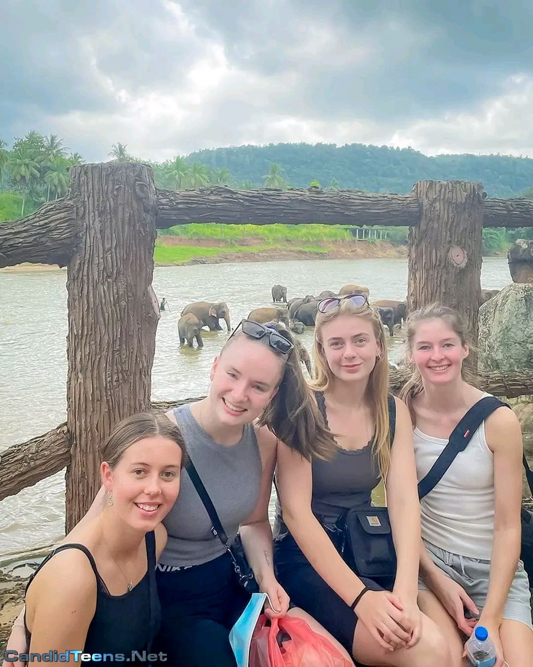 Amature college teens non nude group selfies - Candid Teens