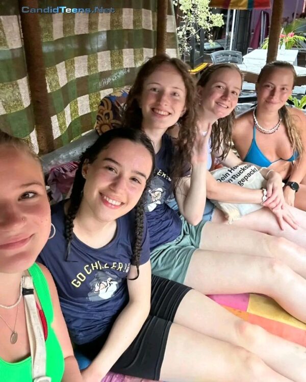 Amature college teens non nude group selfies - Candid Teens